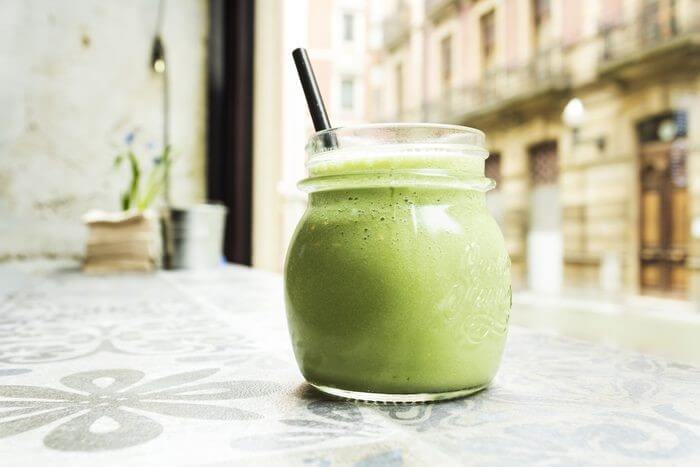 A kiwi and mint dairy shake to reduce weight